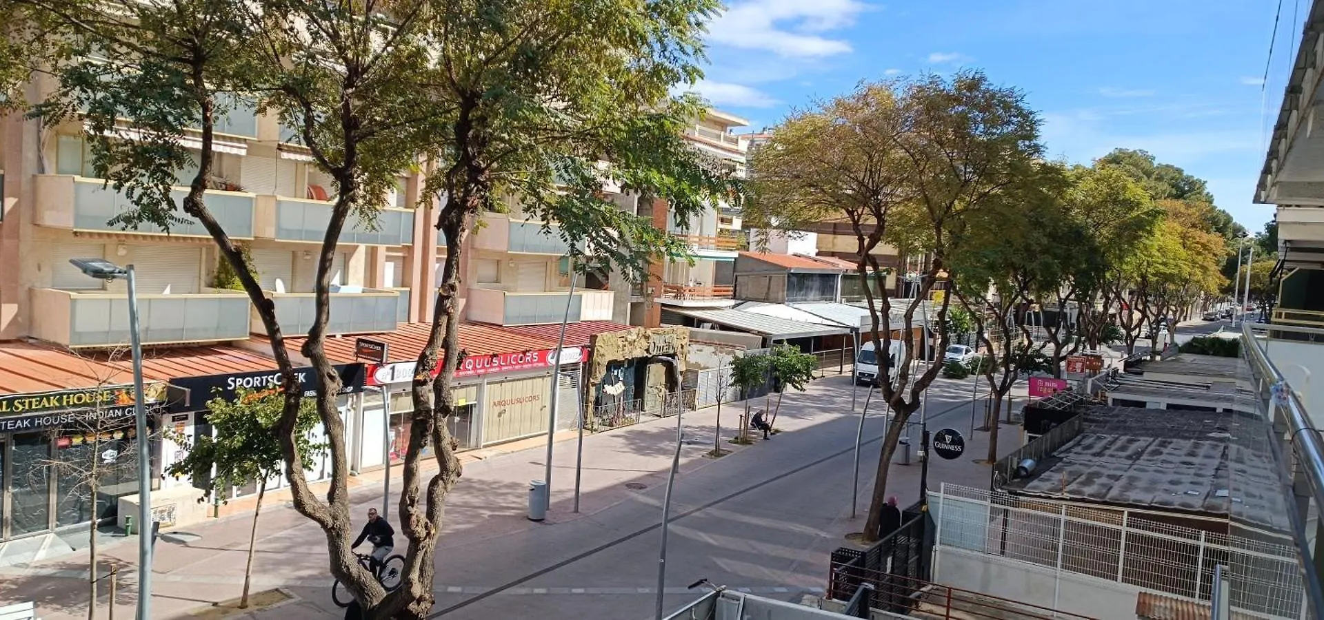 Apartment Chez Chantal 3 Chambres Au Centre Touristique De Salou Avec Garage