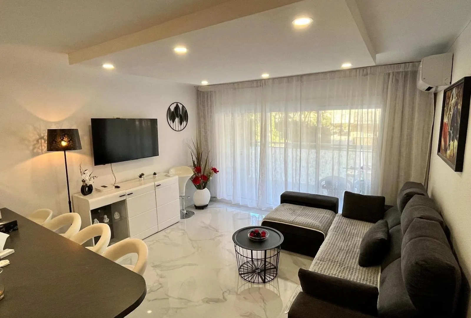 Apartment Chez Chantal 3 Chambres Au Centre Touristique De Salou Avec Garage